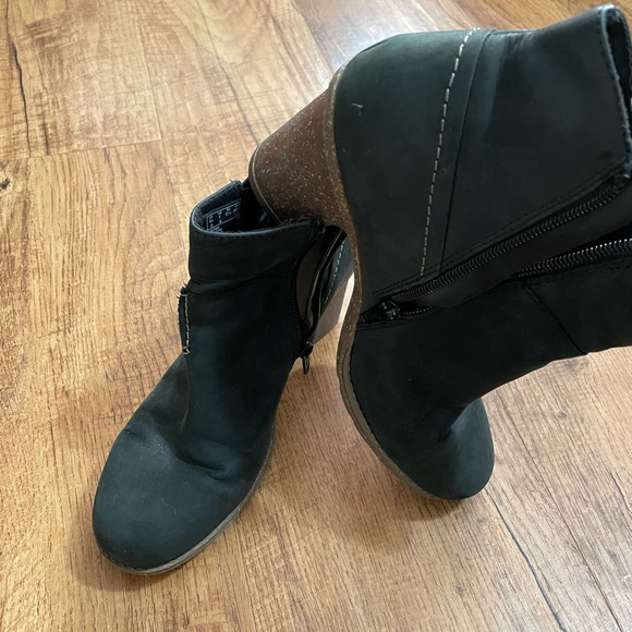 Woman’s Clark’s Ankle Booties - Picture 4 of 10